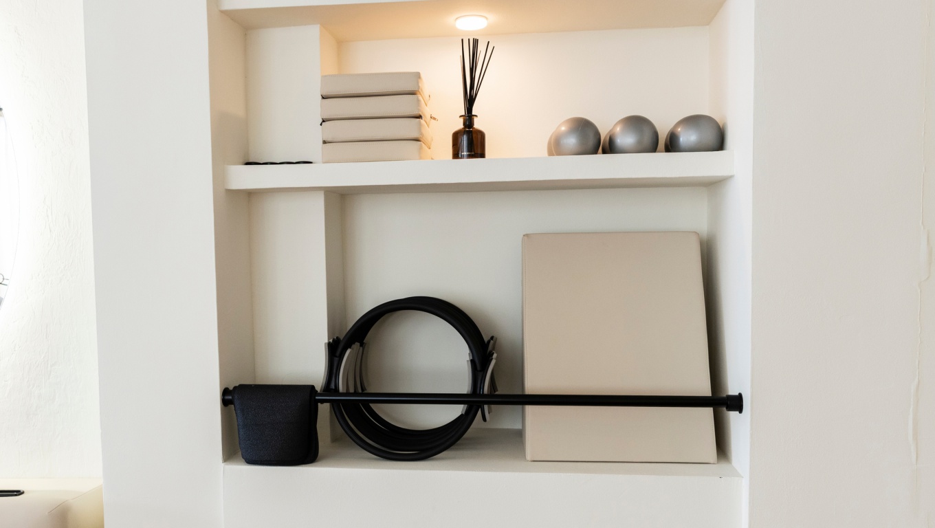 Regal mit Pilatesring, Lampe und Dekokugeln