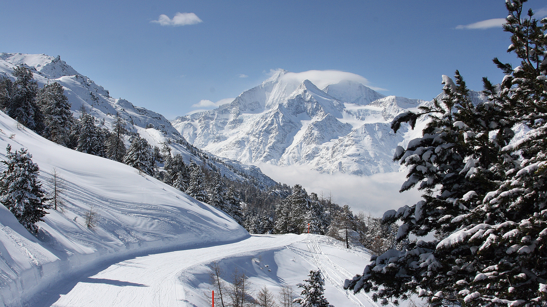 Verschneiter Weg durch die Walliser Alpen