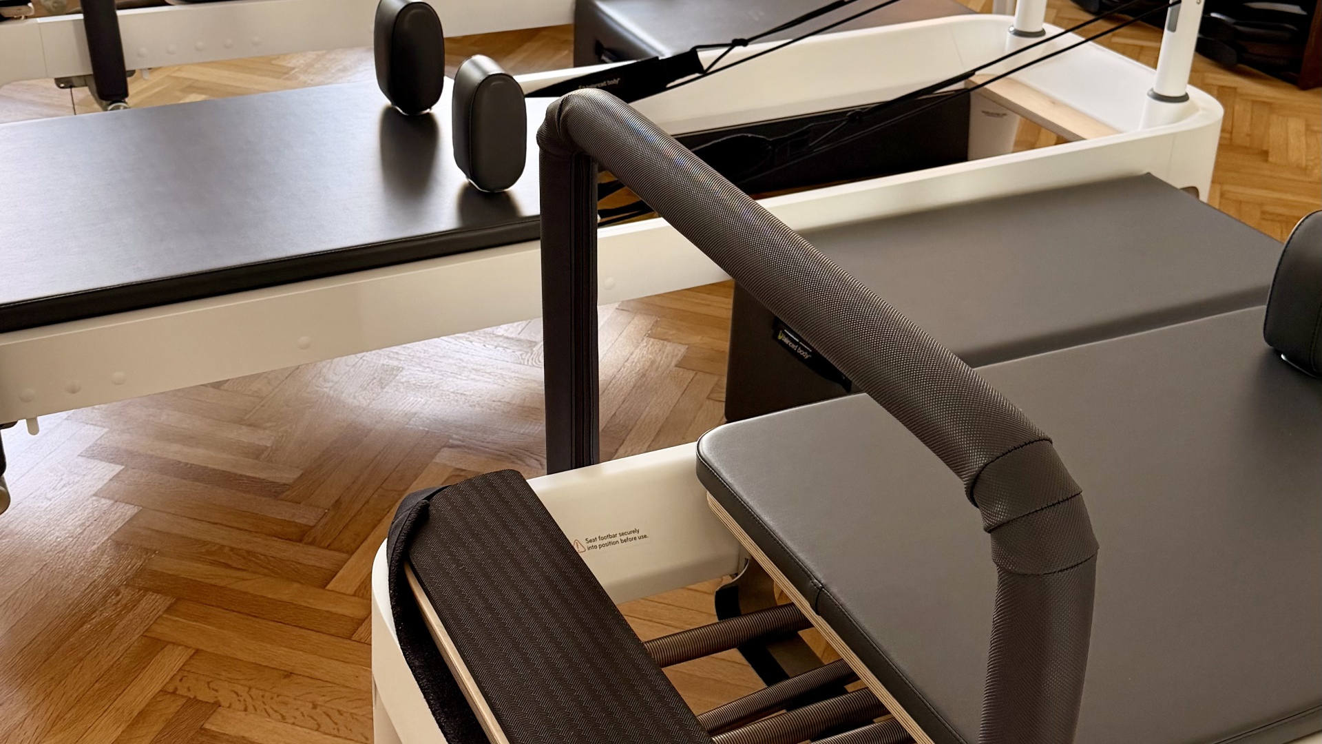 Zwei Reformer im hellen Studio
