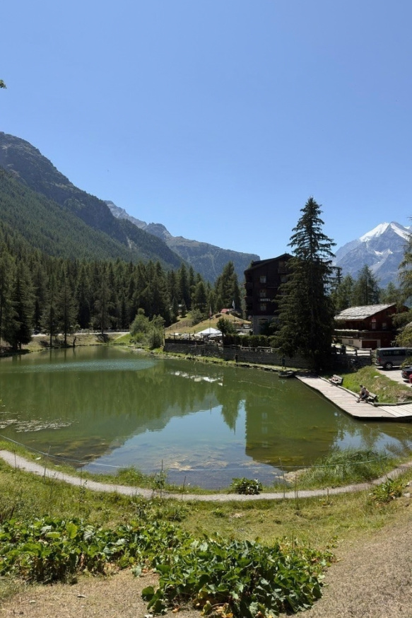 Bergsee und Chalet in den Walliser Alpen