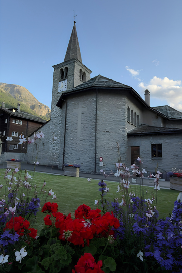 Kirche und Dorfidylle in Grächen