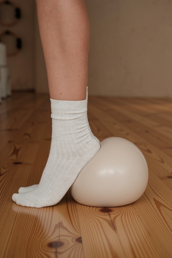 Fuß auf einem weichen Pilatesball