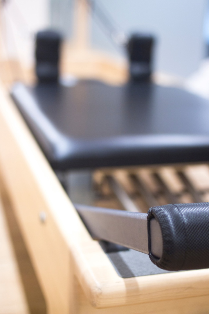 Detail eines hölzernen Pilates-Reformers