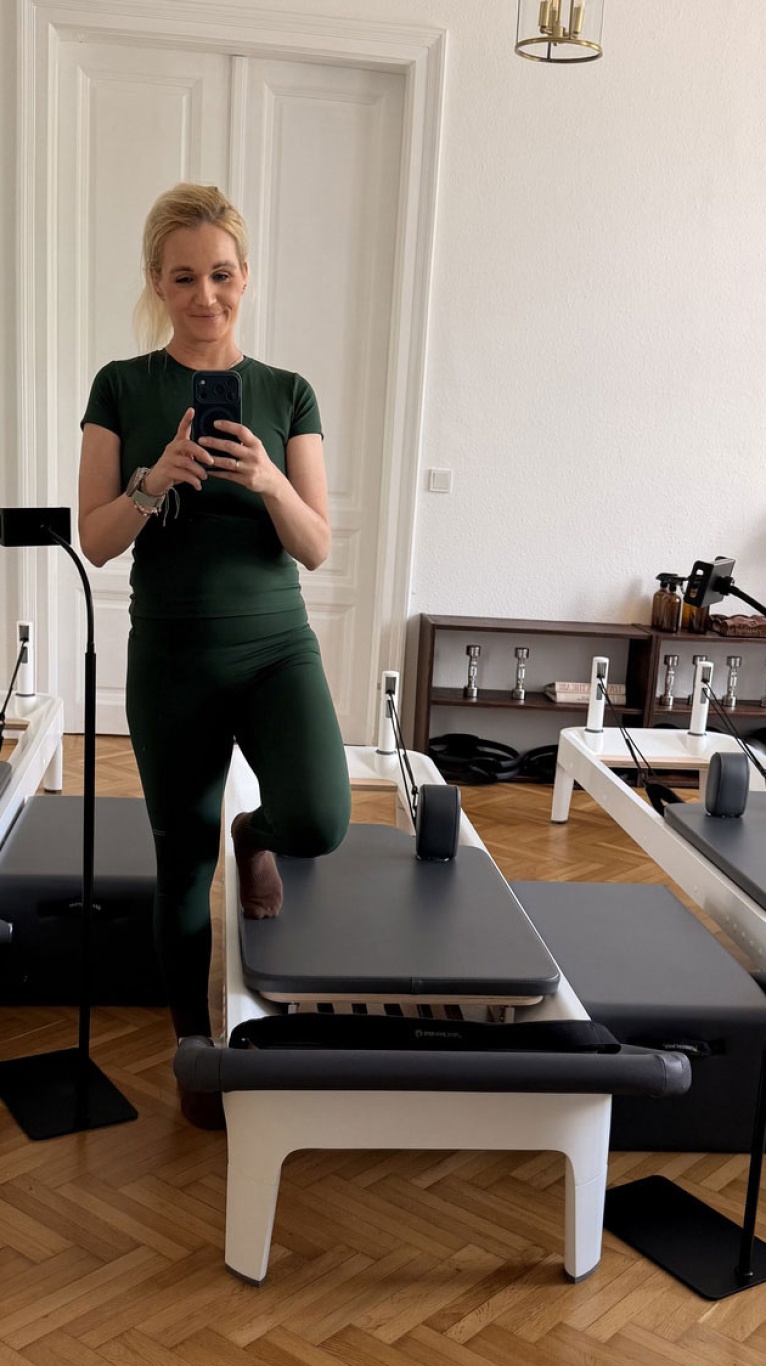 Ini im Pilatesstudio zwischen zwei Reformern